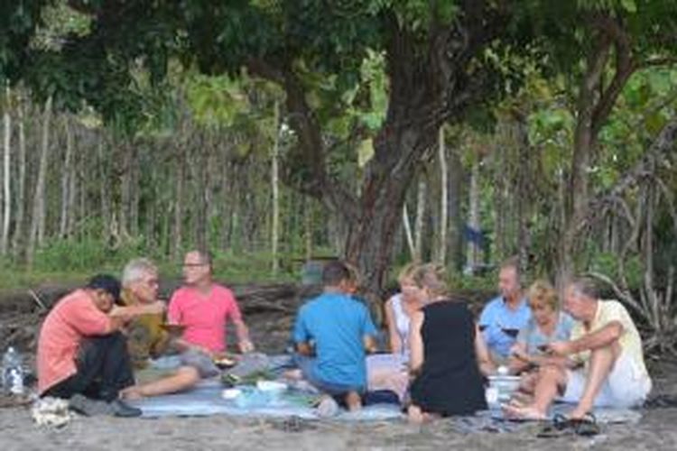 Wisatawan mancanegara di Pantai Mbolata yang berada di Kabupaten Manggarai Timur, Nusa Tenggara Timur.