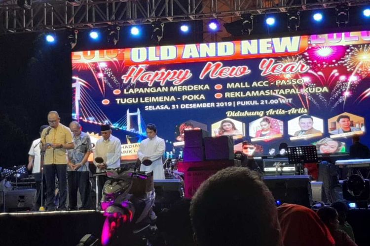 Lima pimpina umat beragama memimpin doa sesuai dengan keyakinannya saat menyambut pergantian malam Tahun Baru 2020 di Lapangan Merdeka Ambon, Selasa malam (31/12/2019)
