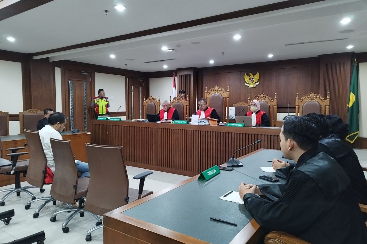 Terdakwa pembunuh Ade Yunia Rizabani alias Icha, Rudolf Tobing saat sidang putusan di PN Jakarta Pusat, Kamis (13/7/2023). (KOMPAS.com/XENA OLIVIA)