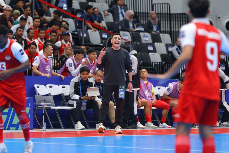 Pelatih Timnas futsal Indonesia Hector Souto memberi arahan kepada anak asuhnya dalam ajang AFC Futsal ASIAN CUP 2026 di Indonesia Arena, Jakarta Pusat, Kamis (29/1/2026).