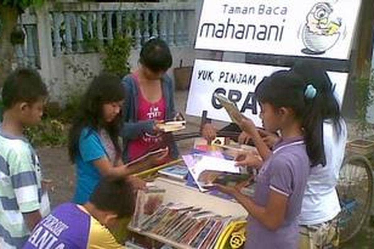 Taman Baca Mahanani, di Kota Kediri, Jawa Timur menggunakan becak untuk menarik minat masyarakat agar belajar.