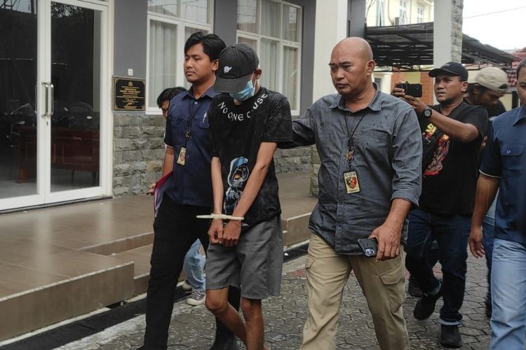 Kepolisian Resor Mojokerto Kota, Jawa Timur, meringkus pemuda berinisial RK (27) karena diduga menjual pacarnya untuk layanan bersetubuh bertiga atau threesome.