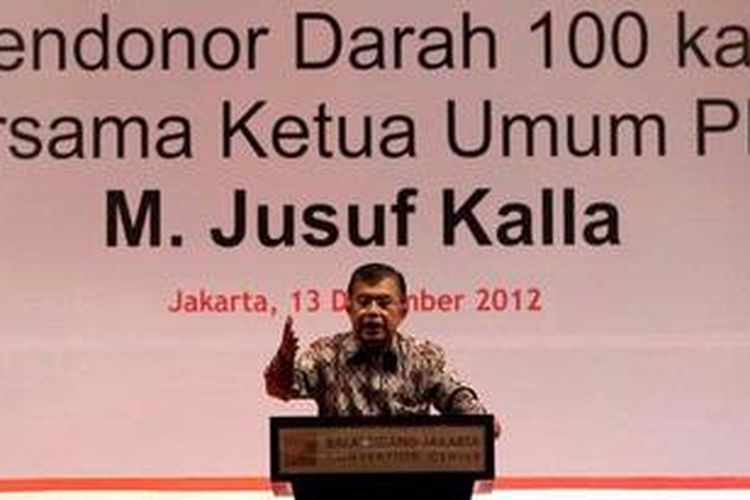 Ketua Palang Merah Indonesia Jusuf Kalla memberikan sambutan dalam acara penganugerahan Satyalancana Kebaktian Sosial bagi peserta Donor Darah Sukarela (DDS), di Jakarta, Kamis (13/12/2012). Total 1402 orang DDS akan menerima penghargaan Satyalancana Kebaktian Sosial karena telah berdonor sebanyak 100 kali di daerahnya masing-masing. TRIBUNNEWS/DANY PERMANA