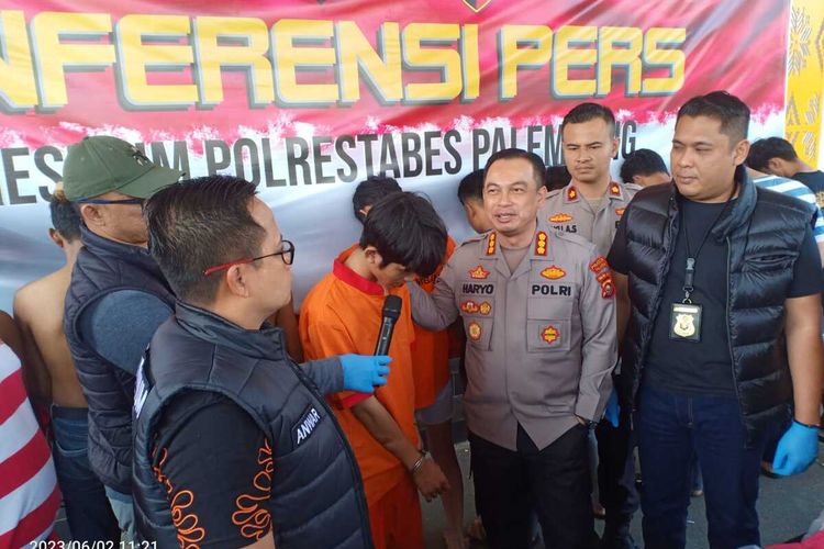 Kapolrestabes Palembang Kombes Pol Haryo Sugihartono bersama Direktur Reserse Kriminal Umum Polda Sumsel Kombes Pol Anwar Reksowidjojo saat melakukan gelar perkara kasus pembunuhan seorang pelajar SMA, Jumat (2/6/2023).