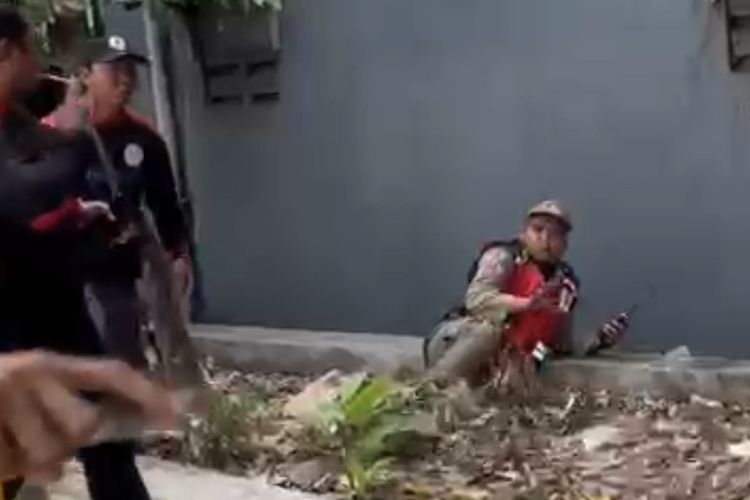 Anggota Satpol PP Surabaya korban tendangan massa buruh, Kamis (30/11/2023). 