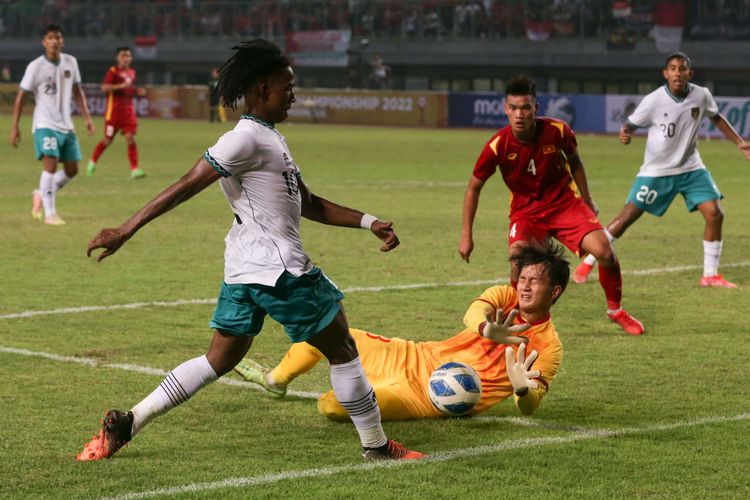 Pemain Timnas U19 Indonesia, Ronaldo Kwateh menggiring bola saat melawan Vietnam pada laga perdana Grup A Piala AFF U19 2022 di Stadion Patriot Candrabhaga, Bekasi, Jawa Barat, Sabtu (2/7/2022) malam WIB. Kedua tim bermain imbang tanpa gol.