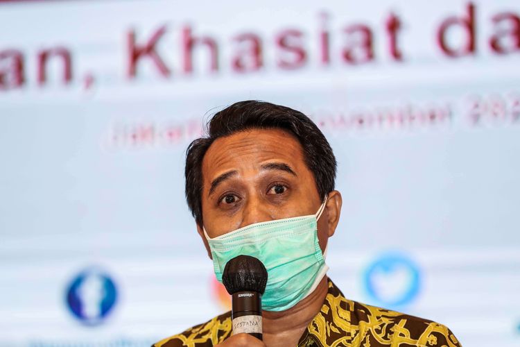 Daeng Mohammad Faqih, Ketua Umum Pengurus Besar Ikatan Dokter Indonesia (PB IDI) memberikan keterangan pers di Kantor BPOM, Jakarta Timur, Kamis (19/11/2020).  Vaksin covid-19 yang ditargetkan Desember tertunda dan bakal mundur pada Januari 2021. Di Indonesia sendiri, pengadaan vaksin covid-19 akan didatangkan dari CanSino Biologics Inc, Sinovac Biotech Ltd, dan Sinopharm (G42), tiga perusahaan China. Tiga vaksin Covid-19 tersebut direncanakan akan tiba pada akhir tahun ini.