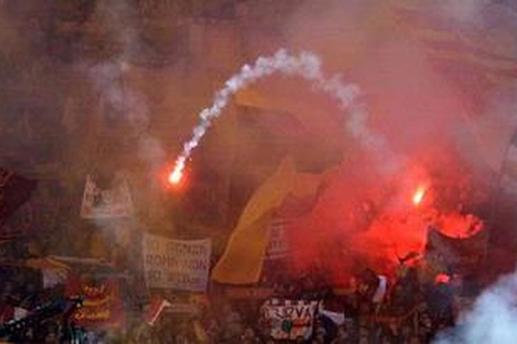 Kelompok suporter AS Roma tengah memberikan dukungan kepada tim kesayangannya jelang laga Serie-A melawan Lazio di Stadion Olimpico, Senin (8/4/2013). Pertandingan itu berakhir imbang 1-1. 