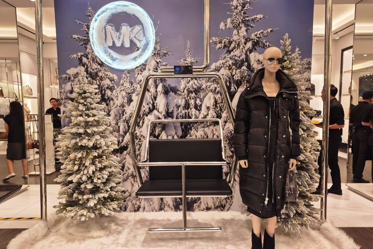 Michael Kors Hadirkan Nuansa Liburan Musim Dingin yang Glamour