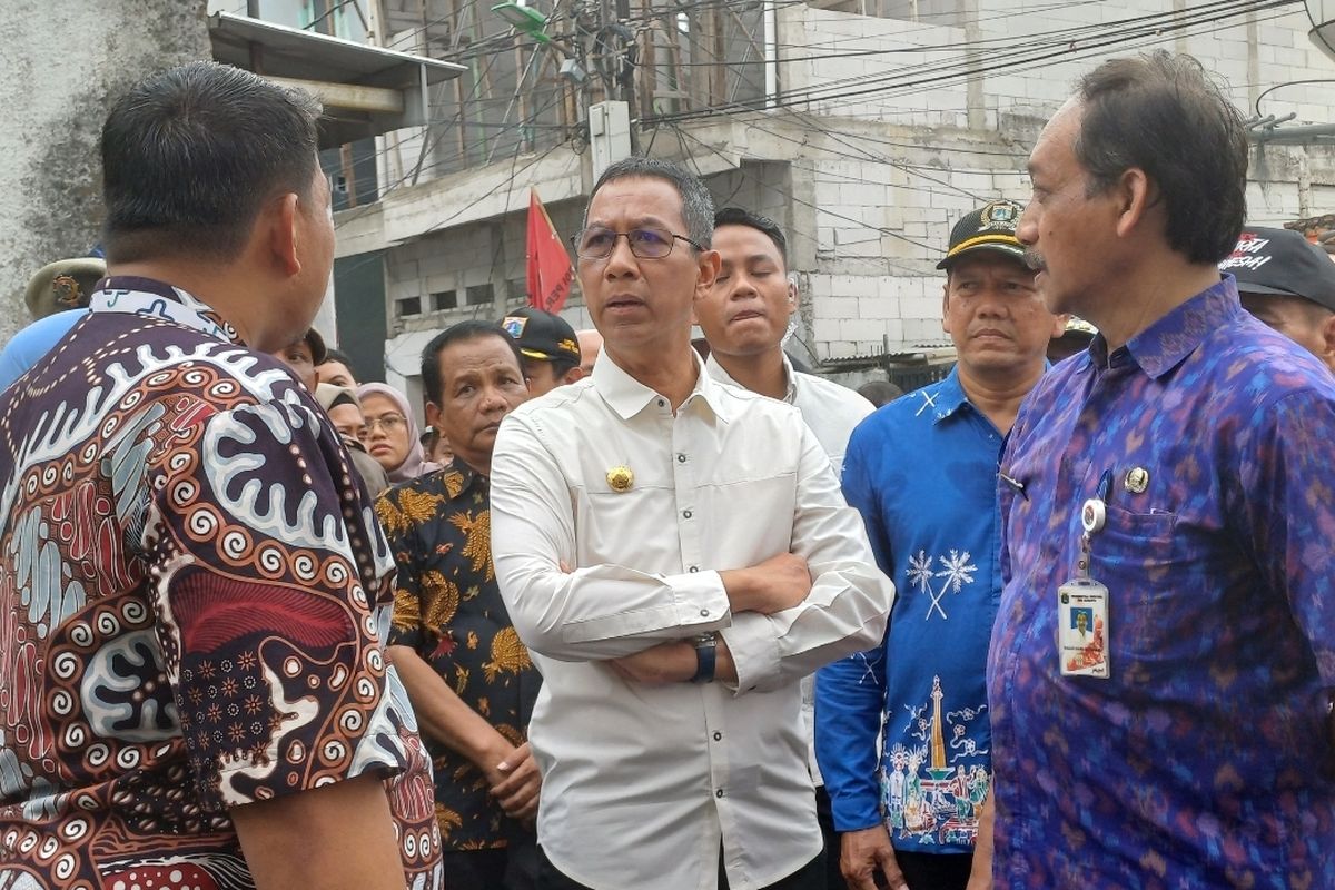 Pj Gubernur DKI Jakarta Heru Budi Hartono usai meninjau rumah 11 warga di Johar Baru, Jakarta Pusat yang bakal direhabilitasi, Kamis (23/11/2023).