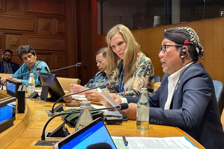 Menteri Desa, Pembangunan Daerah Tertinggal, dan Transmigrasi (Mendes PDTT) Abdul Halim Iskandar saat memamerkan pelokalan SDGs di High-Level Political Forum (HLPF) on Sustainable Development 2023 yang berlangsung dari 10 Juli 2023 sampai 20 Juli 2023 di Markas PBB, New York, Amerika Serikat (AS).

