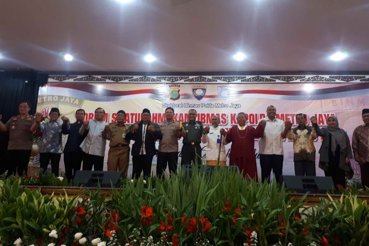 Wakapolda Metro Jaya Brigjen Wahyu Hadiningrat bersama para tokoh lintas agama di Balai Pertemuan Polda Metro Jaya, Selasa (12/2/2019).