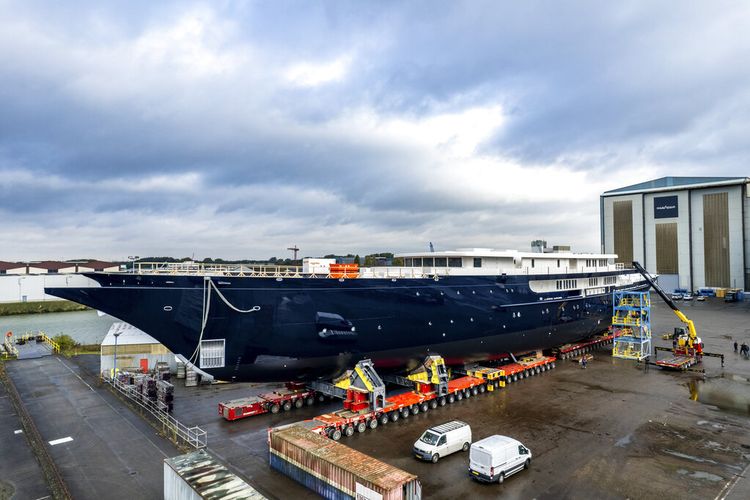 Pemandangan kapal pesiar, yang kabarnya sedang dibangun untuk pendiri Amazon Jeff Bezos, di dermaga di Zwijndrecht, dekat Rotterdam, Belanda, Rabu, 21 Oktober 2021. 