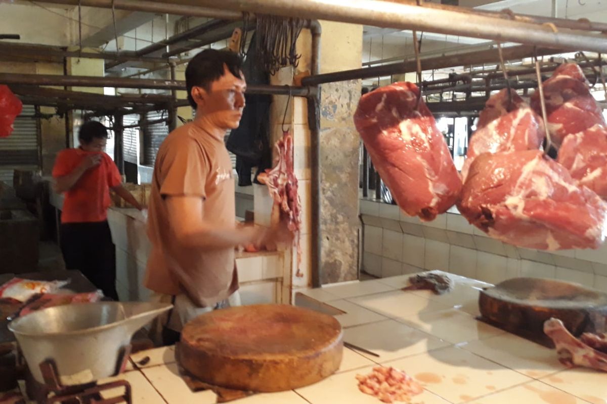 Andri (41), salah satu pedagang daging sapi di Pasar Kramatjati, Jakarta Timur, yang kembali berjualan pada Jumat (4/3/2022).