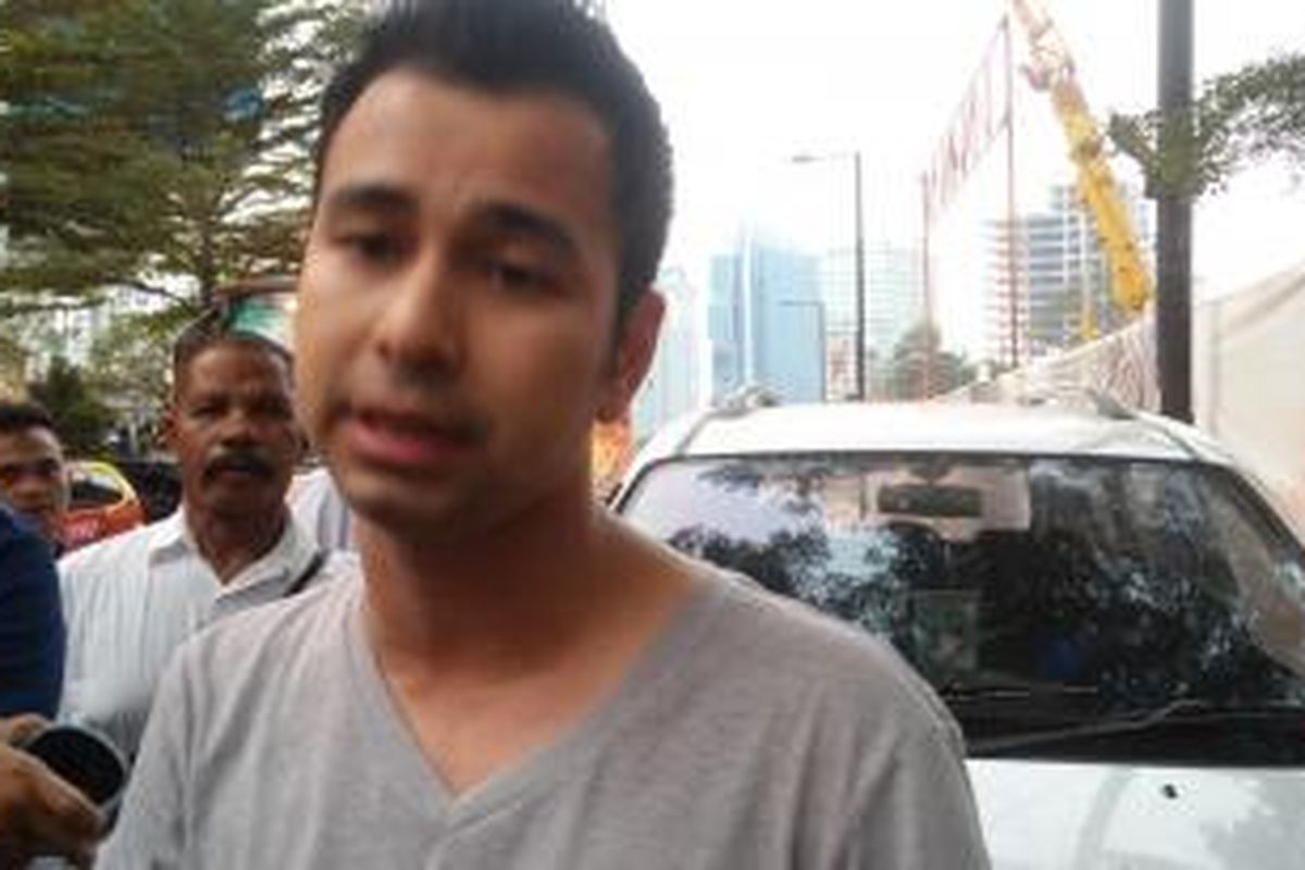 Raffi Ahmad diwawancara usai tampil dalam sebuah acara di Studio ANTV, Epicentrum Walk, Kuningan, Jakarta Selatan, Senin (2/11/2015).