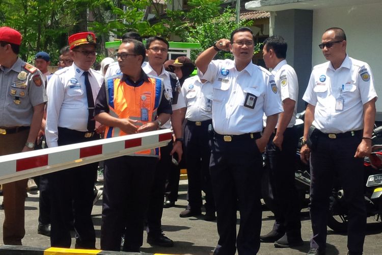 Direktur Utama PT KAI Edi Sukmoro ketika meninjau penataan lahan parkir di Stasiun Solo Balapan, Solo, Jawa Tengah, Kamis (27/12/2018).