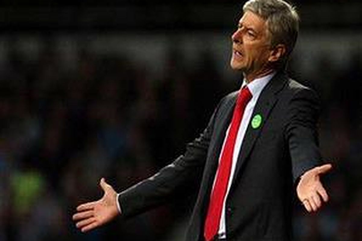 Pelatih Arsenal, Arsene Wenger, menunjukkan ekspresi kecewa.