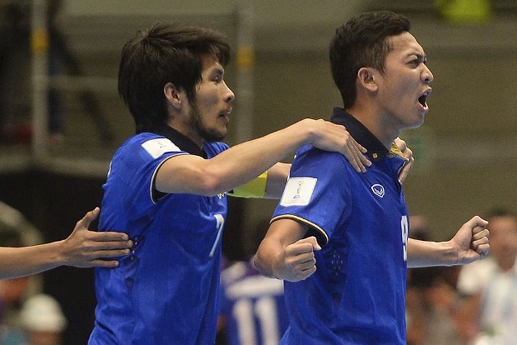 Duo pemain kenamaan asal Thailand, Kritsada Wongkaeo (kiri) dan Suphawut Thueanklang (kanan) saat tampil pada Piala Dunia Futsal 2016.