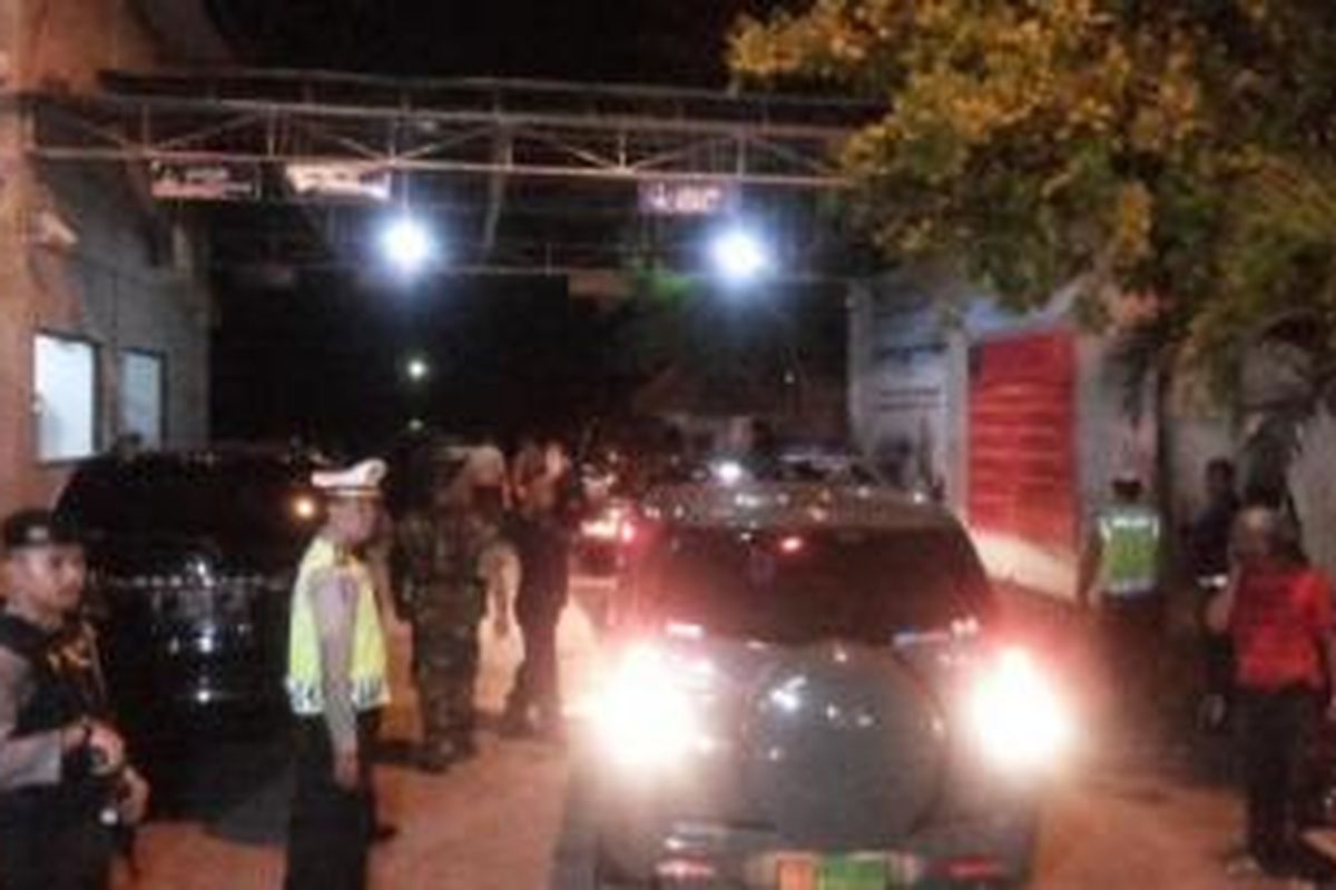 Iring-iringan Kendaraan TNI-Polri berdatangan ke Dermaga Wijaya Pura, Nusakambangan, Cilacap, Jawa Tengah, Selasa (28/4/2015), malam. 