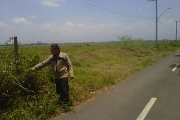 Inilah kondisi pagar Lapangan Terbang Notohadinegoro Jember, Jawa Timur, yang raib digondol pencuri sepanjang 2 Kilometer, Senin (21/10/13)