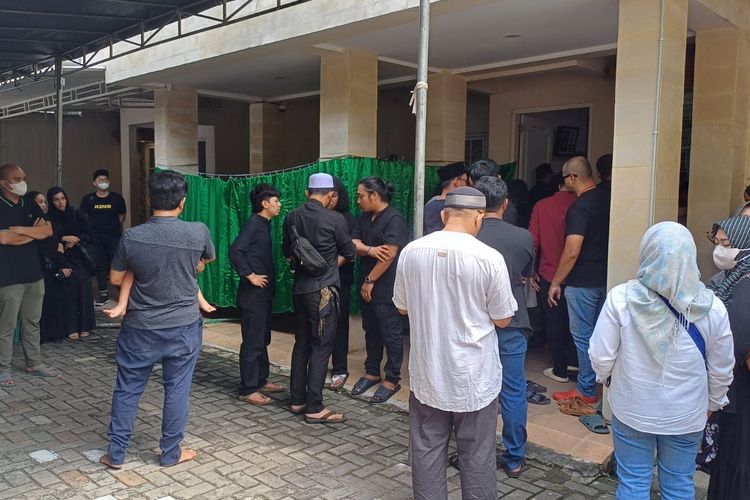 Suasana rumah duka Babe Cabita di daerah Cirendeu, Tangerang Selatan, Selasa (9/4/2024). 