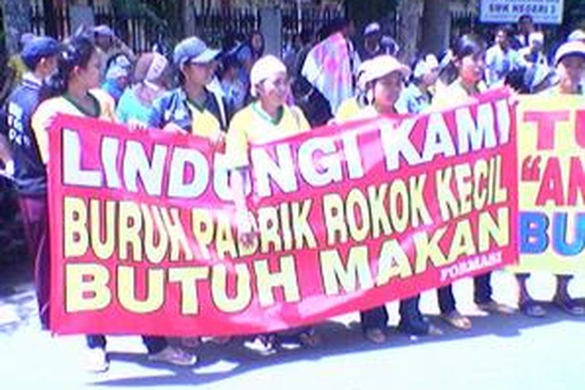 Sepuluh ribuan buruh pabrik rokok se-Malang Raya yang tergabung dalam Forum Masyarakat Industri Rokok Indonesia (FORMASI)  Senin (30/11) berunjuk rasa di Kantor Bea Cukai Malang di Jalan Surabaya Kota Malang. 