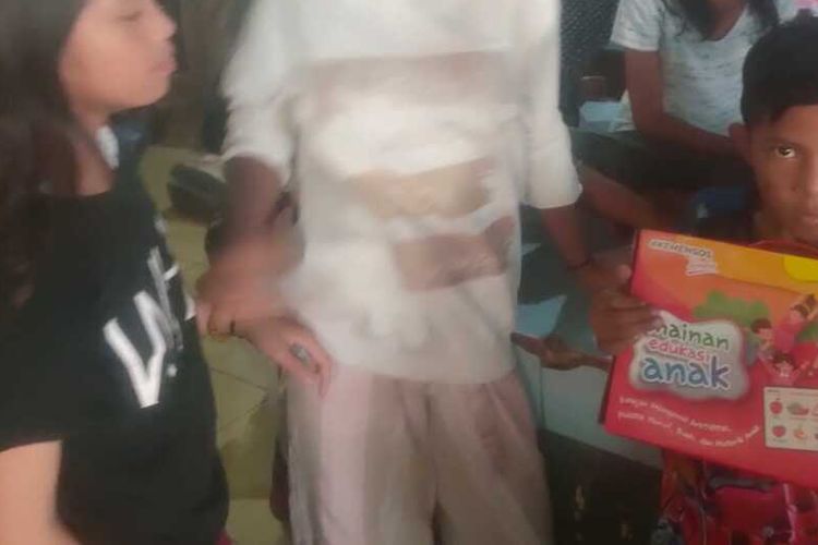 Siswa korban kebakaran di kawasan Belakang Kota, Kecamatan Sirimau, Kota Ambon terpaksa pergi ke sekolah dengan sandal dan pakaian lusuh karena seragam mereka terbakar. Saat ini para korban kebakaran itu telah mengungsi di Pasar Gotong Royong Ambon, Kamis (18/5/2023)
