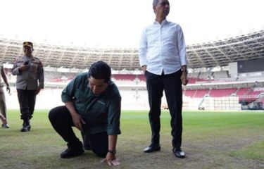 Erick Thohir mengecek kondisi rumput Stadion GBK usai konser Blackpink.