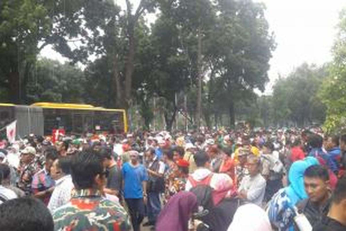 Massa pendukung Prabowo-Hatta memenuhi seluruh bagian jalan di depan Gedung Mahkamah Konstitusi, Jalan Medan Merdeka Barat, Jakarta Pusat, Senin (18/8/2014).