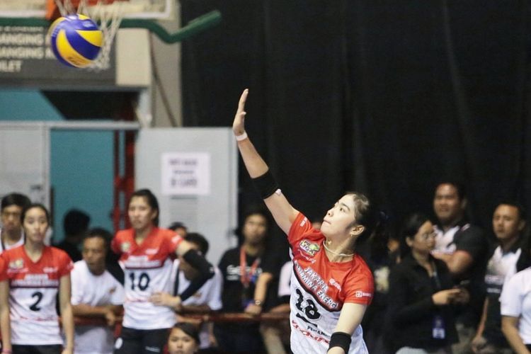 Pemain tim voli putri Jakarta Pertamina Energi, Novia Andriyani, tampil pada laga hari pertama seri I final four Proliga 2017 di GOR Sritex Arena, Solo, Jumat (7/4/2017).