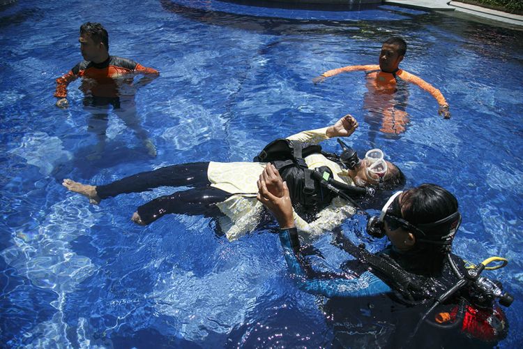 Sejumlah instruktur selam melatih penyandang difabel di KJ Hotel, DI Yogyakarta, Sabtu (1/12/2018). Pelatihan tersebut guna mengkampanyekan 'Barrier Free Tourism' atau kesetaraan dalam berwisata agar mampu memperkenalkan wisata bawah air kepada semua orang terutama kepada penyandang disabilitas serta untuk memperingati Hari Disabilitas.