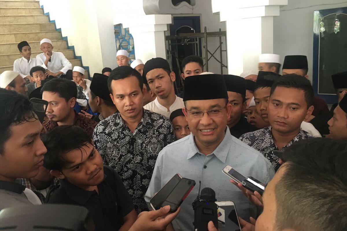 Gubernur DKI Jakarta terpilih Anies Baswedan usai melaksanakan shalat Jumat di Masjid Syarif Hidayatullah Kebayoran Baru, Jakarta Selatan, Jumat (19/5/2017). 