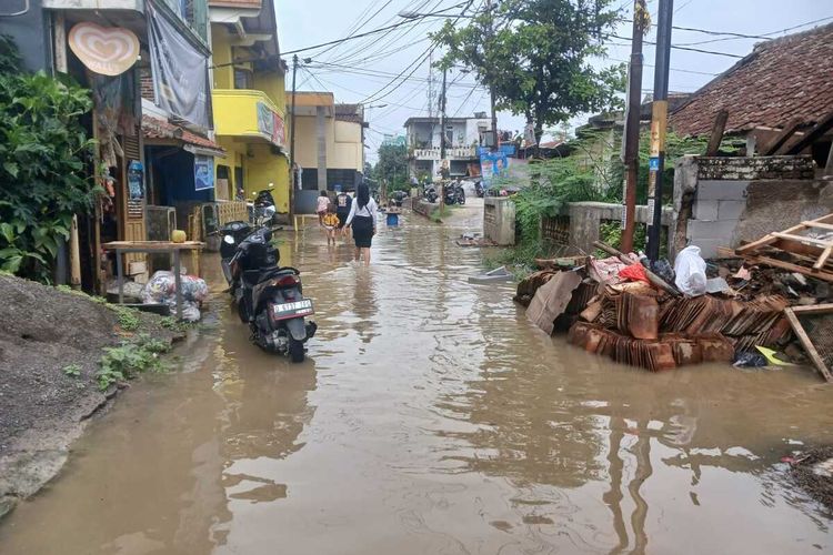 Banjir setinggi 30 sentimeter hingga 1 meter merendam 8 RW di Kampung Bojongasih, Desa Dayeuhkolot, Kecamatan Dayeuhkolot, Kabupaten Bandung, Jawa Barat pada Jumat (1/12/2023) Banjir tersebut akibat luapa sungai Citarum yang tak jauh dari pemukiman warga