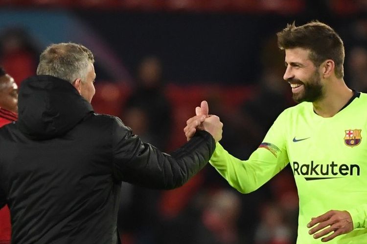 Ole Gunnar Solskjaer menyapa Gerard Pique seusai pertandingan Manchester United vs Barcelona dalam perempat final Liga Champions di Stadion Old Trafford, 10 April 2019. 