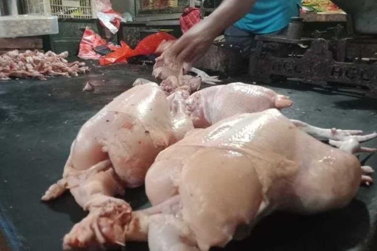Harga daging ayam potong naik jelang Perayaan Imlek di Kota Semarang, Jawa Tengah.