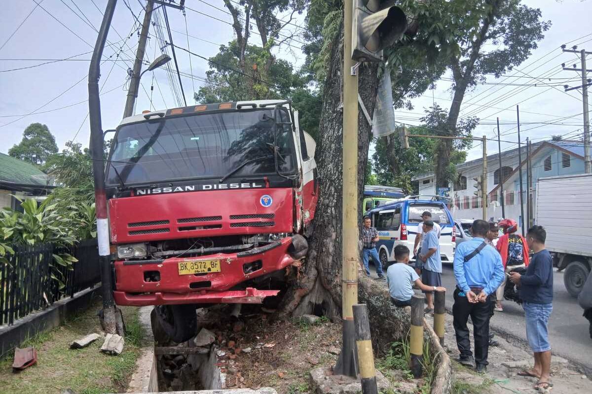 Foto: Peristiwa kecelakaan yang melibatkan truk tangki dan sepeda motor di Jalan Asahan, Simpang Rambung Merah, Kabupaten Simalungun, Provinsi Sumatera Utara, Sabtu (12/7/2025) sekitar pukul 10.00 WIB.