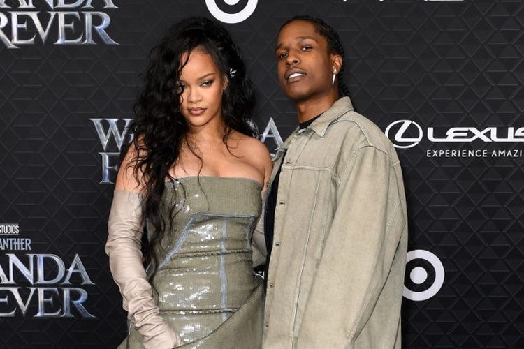 Penyanyi asal Barbados Rihanna (kiri) and pasangannya, rapper asal AS A$AP Rocky, menghadiri pemutara perdana film Black Panther: Wakanda Forever di Dolby Theatre, Hollywood, California, pada 26 Oktober 2022.