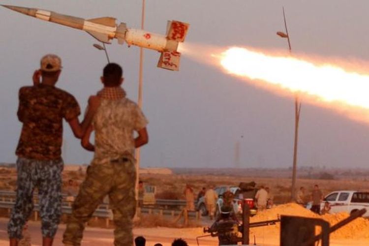 Pasukan pemerintah Libya melepaskan roket ke arah posisi pasukan ISIS yang berada di kota Sirte.