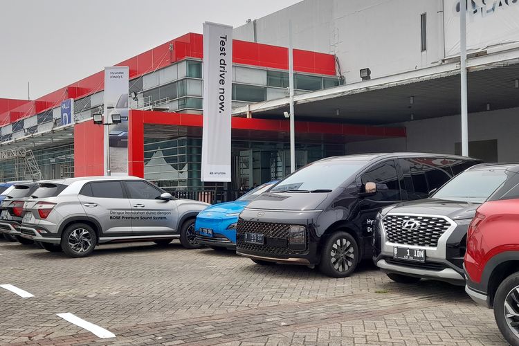 Beberapa unit mobil Hyundai di JIEXPO saat persiapan IIMS Hybrid 2022