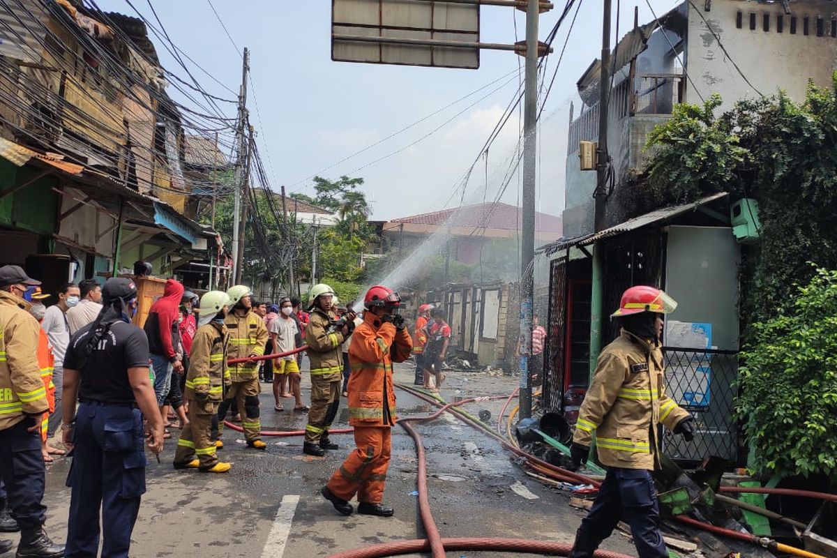 Sebanyak 25 di Jl. Simprug Golf Rt. 10/08 tepatnya di belakang Senayan City, Grogol Selatan, Kebayoran Lama, Jakarta pada Senin (26/10/2020) hangus terbakar.