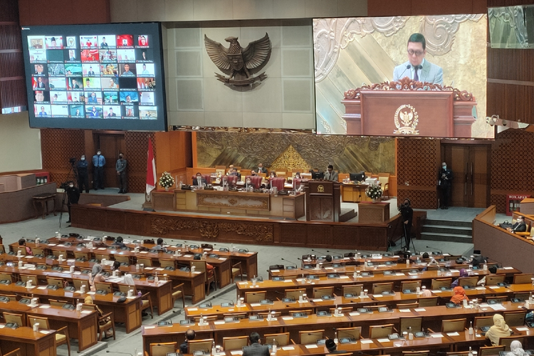 Ketua Pansus RUU IKN Ahmad Doli Kurnia saat membacakan pandangan fraksi dalam rapat paripurna di Kompleks Parlemen Senayan, Jakarta, Selasa (18/1/2022).