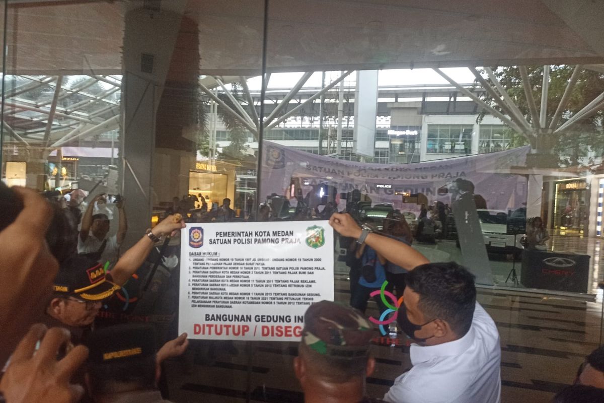 Wali Kota Medan, Bobby Nasution  saat menyegel Mal Center Point karena menunggak pajak senilai Rp 250 miliar, Rabu (15/5/2024).   