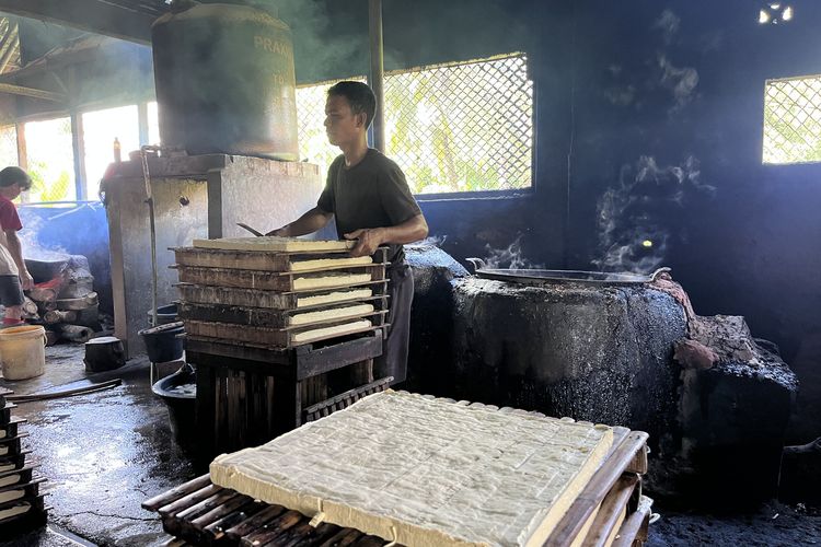 Dolar Tembus Rp 17.656, Perajin Tahu di Pangandaran Waswas Harga Kedelai Naik Lagi