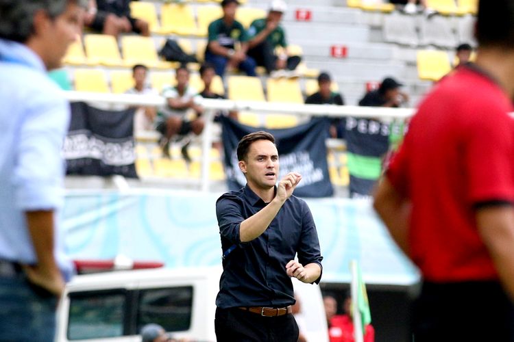 Pelatih Persebaya Surabaya Paul Munster memberi instruksi pemain dari pinggir lapangan saat laga pekan ke-33 Liga 1 2023-2024 melawan Bali United yang berakhir dengan skor 0-2 di Stadion Gelora Bung Tomo Surabaya, Rabu (24/4/2024) sore.