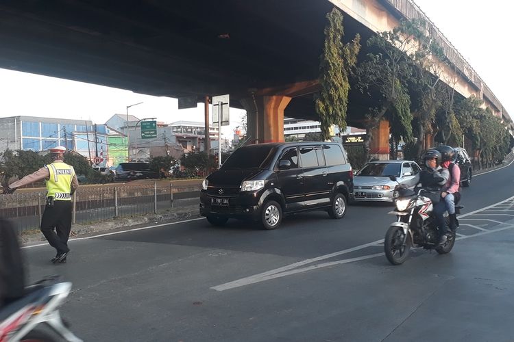 Suasana penindakan pelanggar ganjil genap di Jalan DI Panjaitan, Jakarta Timur, Selasa (10/9/2019).