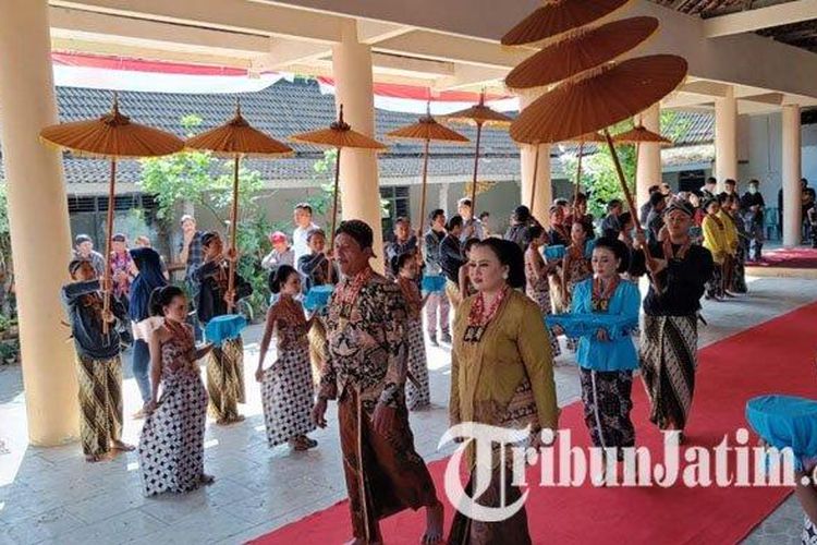 Pemberangkatan Kirab Upacara Ritual 1 Suro Sri Aji Jayabaya di Balai Desa Menang, Kecamatan Pagu, Kabupaten Kediri, Rabu (19/7/2023). (Tribun Jatim/Melia Luthfi)