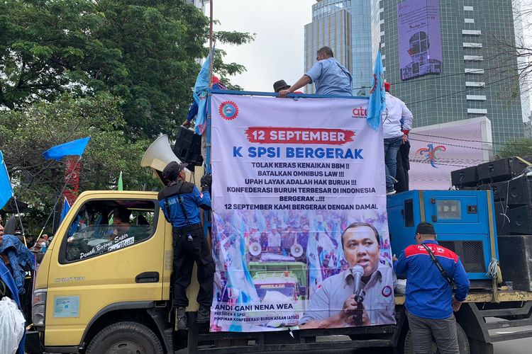 Massa buruh KSPSI Andi Gani menggelar aksi unjuk rasa menolak kenaikan harga BBM hingga menolak Omnibus Law Undang-undang Cipta Kerja di kawasan Patung Kuda, Jakarta Pusat, Senin (12/9/2022).