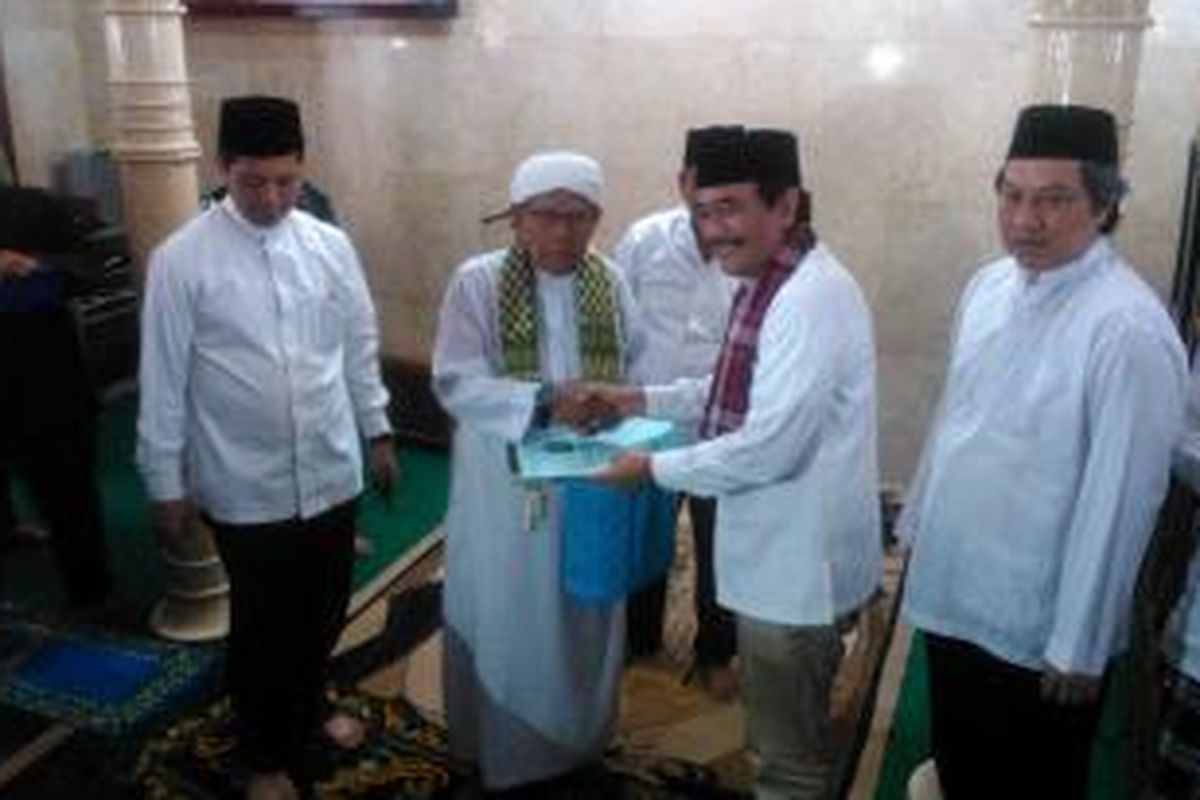 Wagub dki djarot saiful hidayat saat memberikan bantuan di masjid jami kramat luar batang, penjaringan, jakarta utara, jumat (27/3/2015).