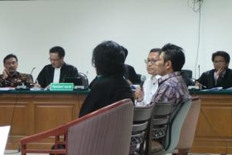 Anas Urbaningrum, Mindo Rosalina, dan Mahfud Soeroso saat bersaksi dalam sidang kasus dugaan korupsi Hambalang dengan terdakwa mantan Menteri Pemuda dan Olahraga Andi Alifian Mallarangeng, di Pengadilan Tindak Pidana Korupsi, Jakarta, Senin (26/5/2014).