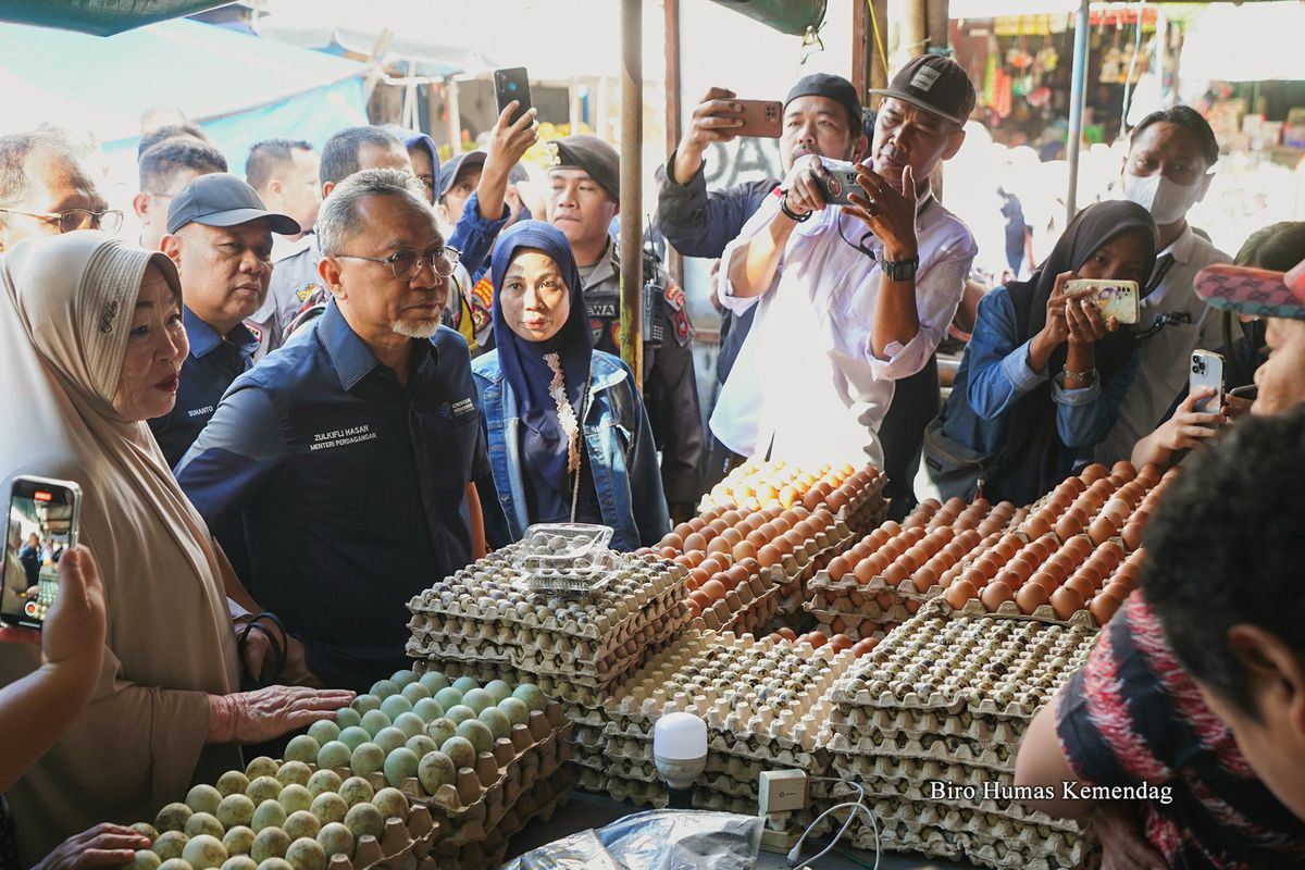 Menteri Perdagangan (Mendag) Zulkifli Hasan saat meninjau harga dan pasokan bapok di Pasar Terong, Makassar, Sulawesi Selatan (Sulsel), Rabu (352023).